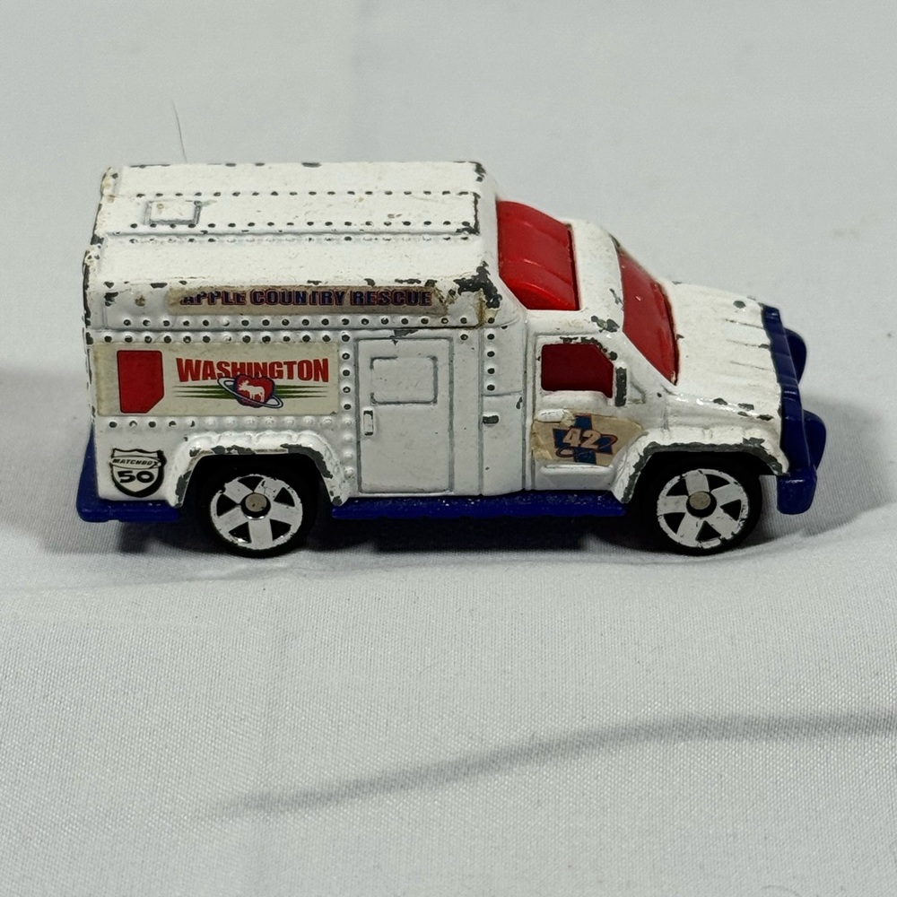 Matchbox 2002 Mattel Ambulance Apple Country Rescue Washington 42 Diecast Truck
